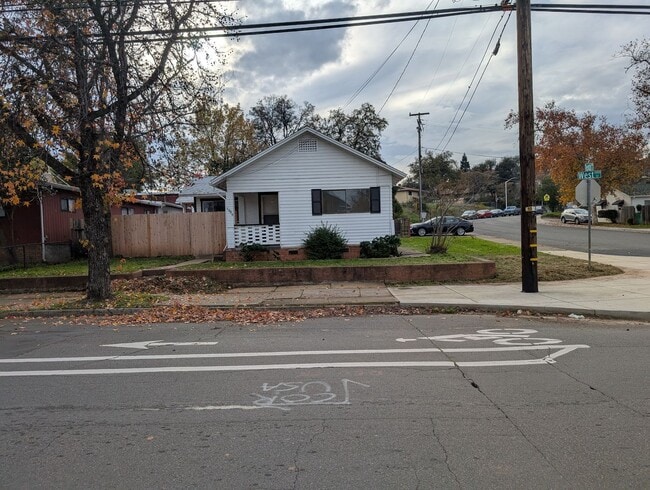 Building Photo - Two Bedroom House Downtown near Shasta High School