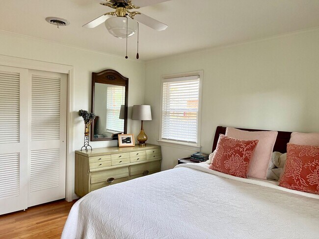 Building Photo - 3BD/ 2BA Brick Ranch in Lakeview Smith Terrace! Gorgeous Private Back Yard! Available NOW!