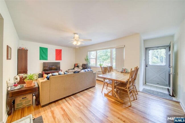 Building Photo - 132 Regency Park