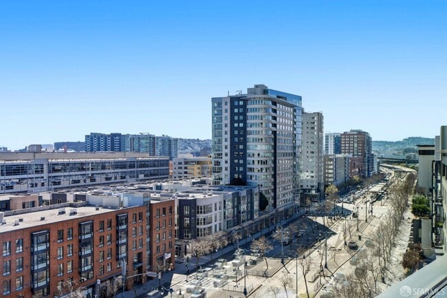 Building Photo - 250 King St