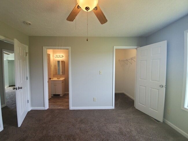 Building Photo - MOVE -IN SPECIAL $500 OFF
