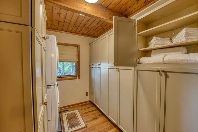 Building Photo - 402 Wilderness Dr
