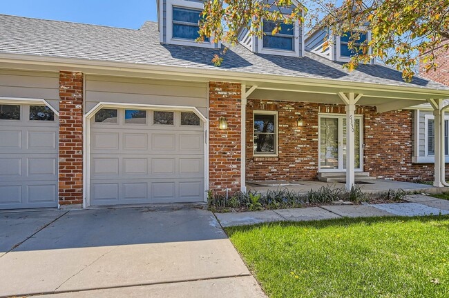 Building Photo - Gorgeous Home in Centennial w/Beautiful Fi...