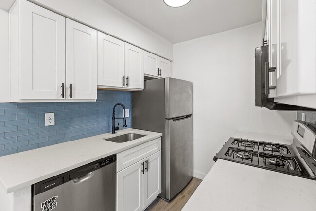 Building Photo - 302 E Monte Vista Rd