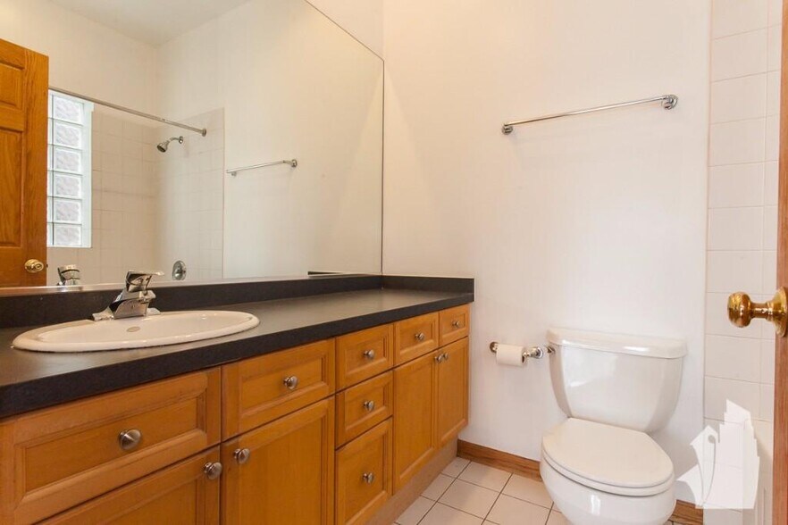 Building Photo - 1326 W Diversey Pky