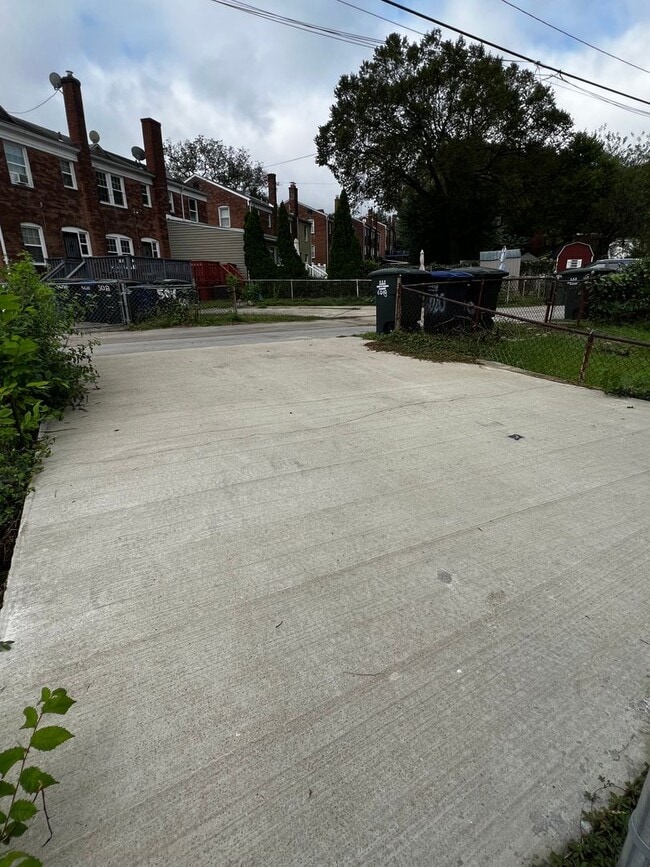 Building Photo - Lovely 2 BR/2 BA Townhome in Riggs Park!