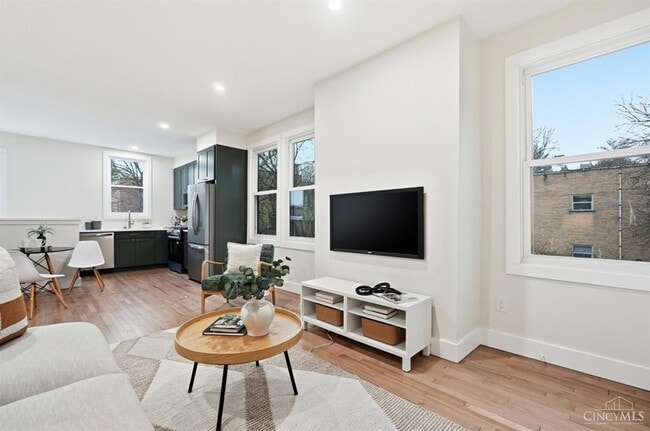 Building Photo - 989 Parkside Pl