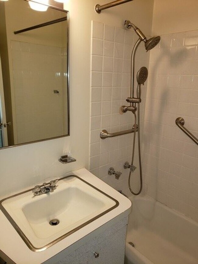 Building Photo - Studio in Gold Coast