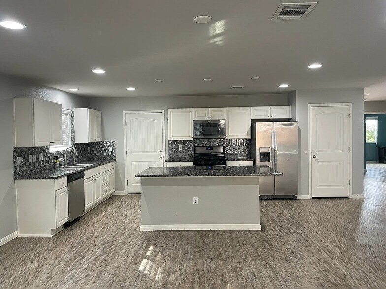 Building Photo - 10418 Legacy Hl