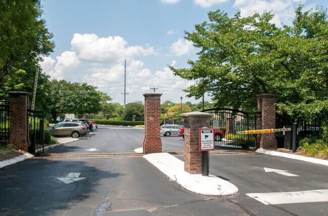 Building Photo - 2025 Woodmont Blvd