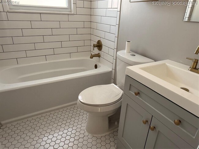 Building Photo - 2105 Rowland Ave