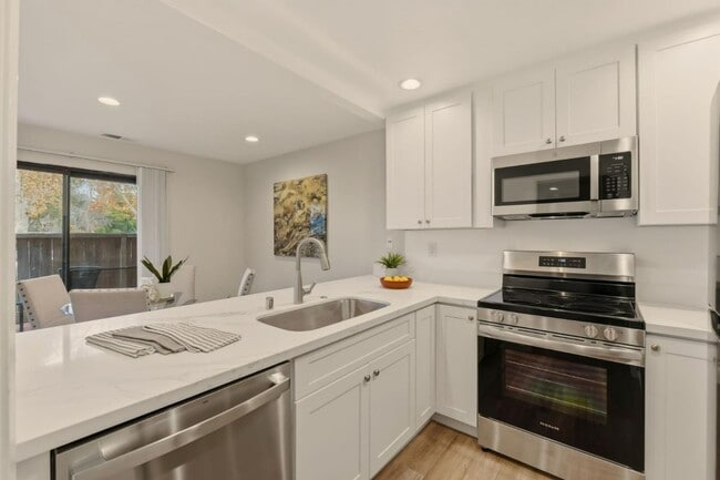 Building Photo - APARTMENT