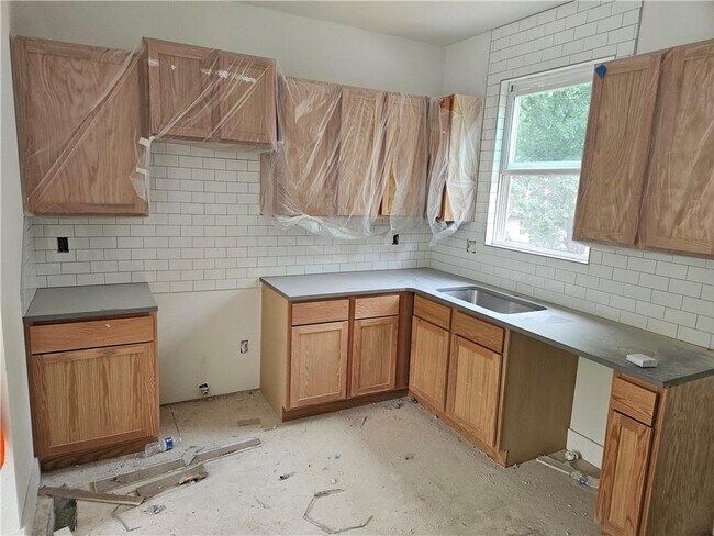 Building Photo - 1341 W Hendrix St