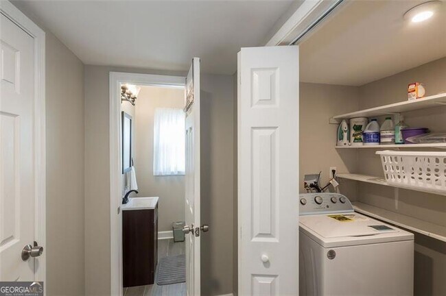 Building Photo - 1025 Hilburn Dr SE
