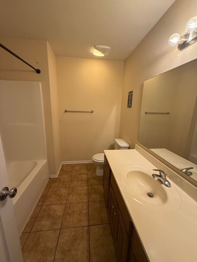 Building Photo - Charming Townhome, Prime Location, Cozy Li...