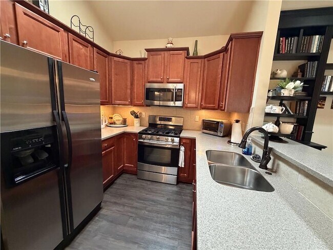 Building Photo - 502 Camellia Ct