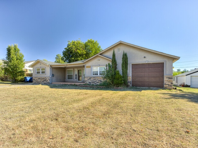 Building Photo - 1131 S Miles Ave