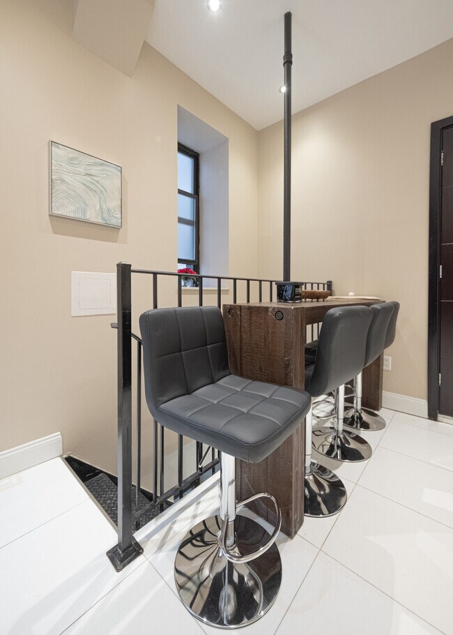 Building Photo - 5 W 101st St