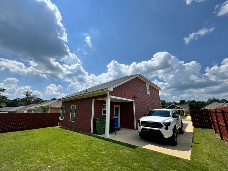 Building Photo - 1290 Providence Ln