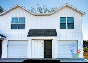 Building Photo - New 3 Bed 2.5 Bath with garage Townhome!!
