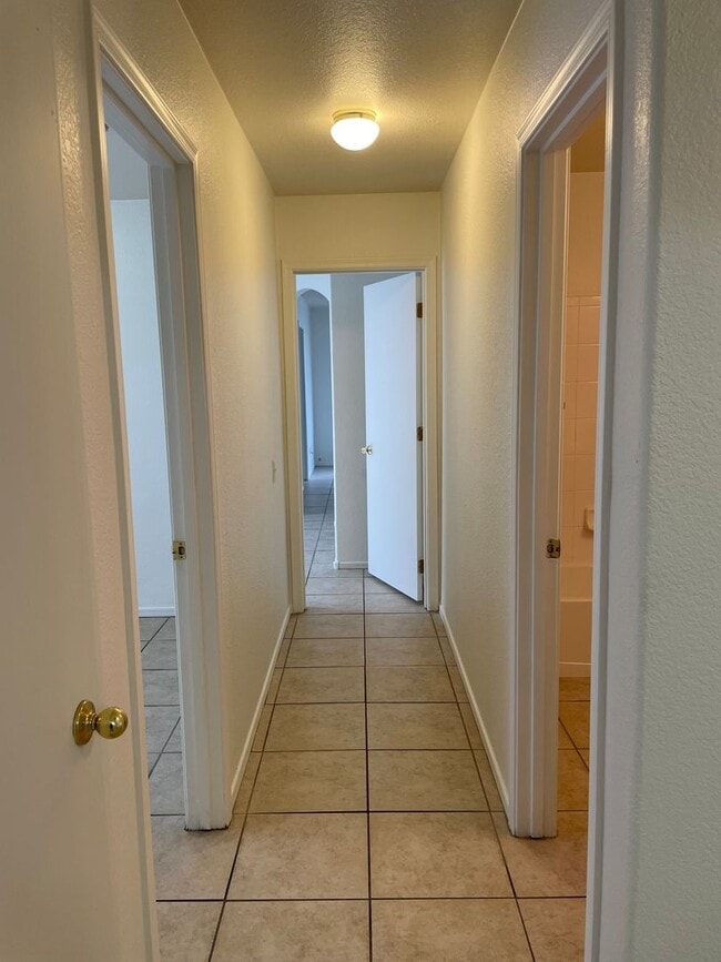 Building Photo - Large 3 Bedroom! Master Bedroom w/ Sitting Room!