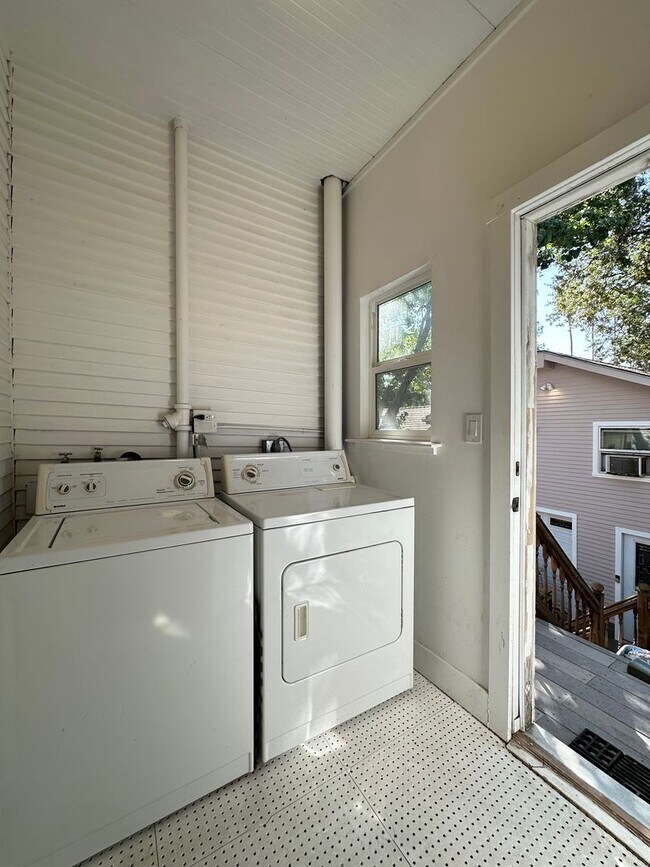 Building Photo - Upstairs 2 Bedroom - Near UCD Med Center