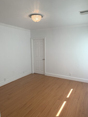 Building Photo - 1754 N Alexandria Ave