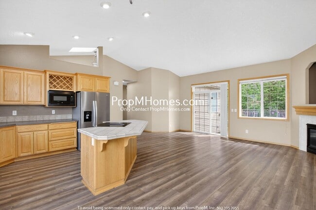 Building Photo - Spacious Three Bedroom Home in Clackamas!