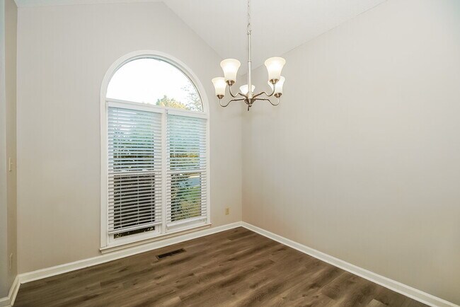 Building Photo - 719 Trailing Rock Dr