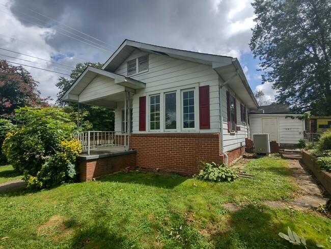 Primary Photo - Renovated Cottage Beside Founders Park