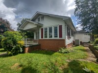 Building Photo - Renovated Cottage Beside Founders Park