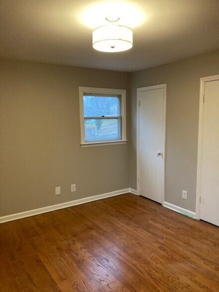 2 closets - 5200 Peppercorn St