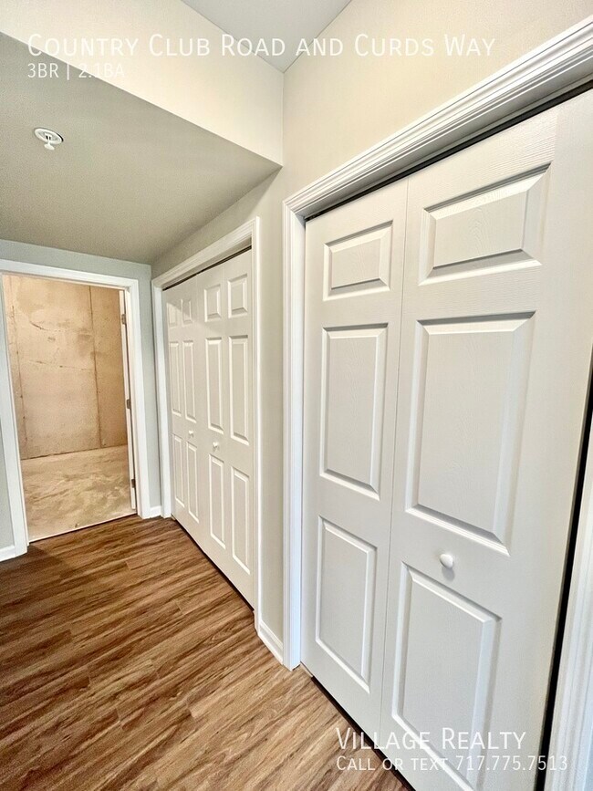 Building Photo - 705 Country Club Rd