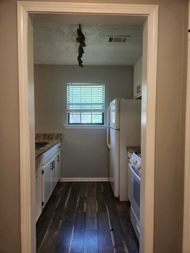 Building Photo - Make this home your sweet space!