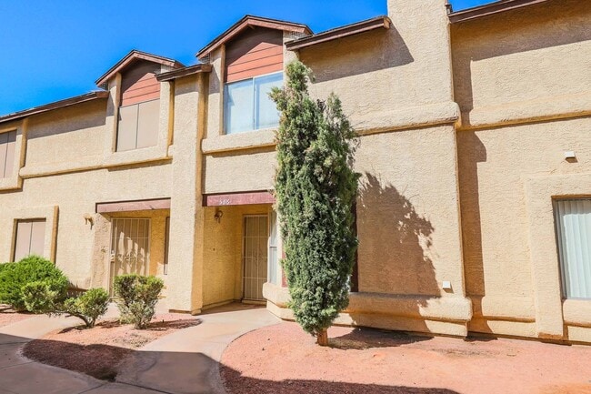 Building Photo - CUTE 2 BEDROOM CONDO!