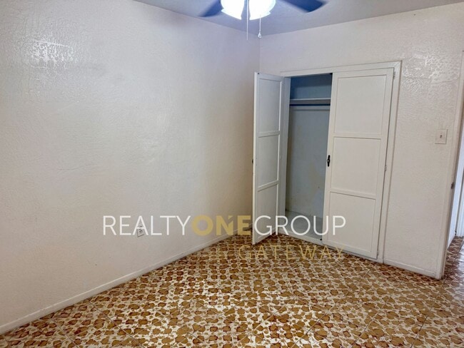 Building Photo - Compact 2 Bedroom 1 bath home with parking...