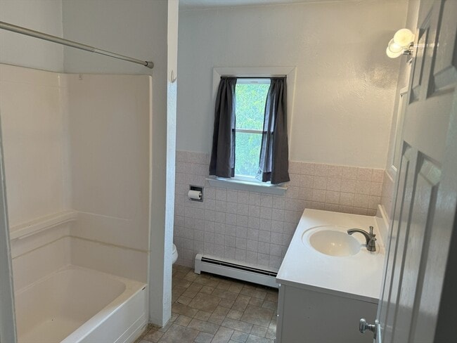 Building Photo - 587R Boston Rd