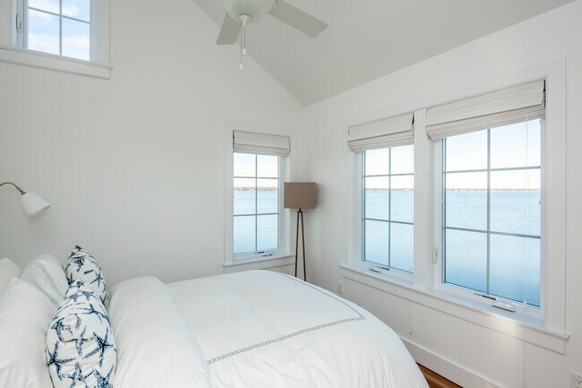 Building Photo - 1025 Flying Point Rd