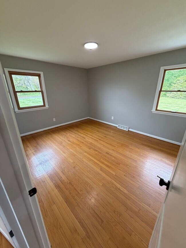 Building Photo - 3 Bedroom Rancher-Country Setting