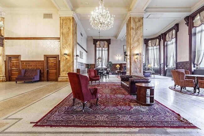 Building Photo - "Chic Urban Living: Spacious 1-Bedroom Oas...