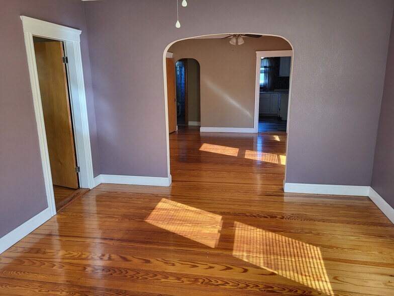 Living room looking into dinning room - 15 Cliff St