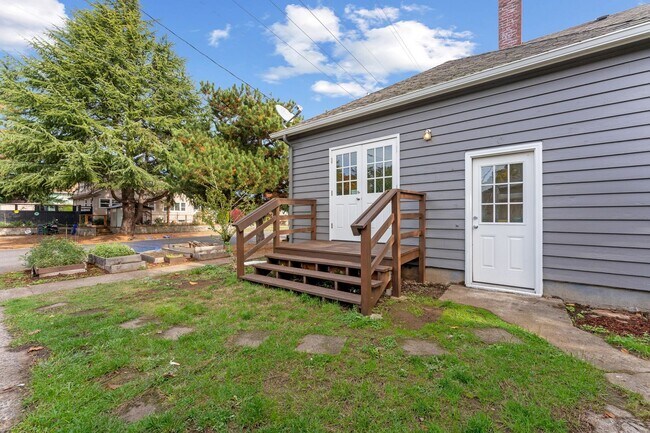 Building Photo - Spacious 6 Bed 2 Bath Home- N Portland Charmer!