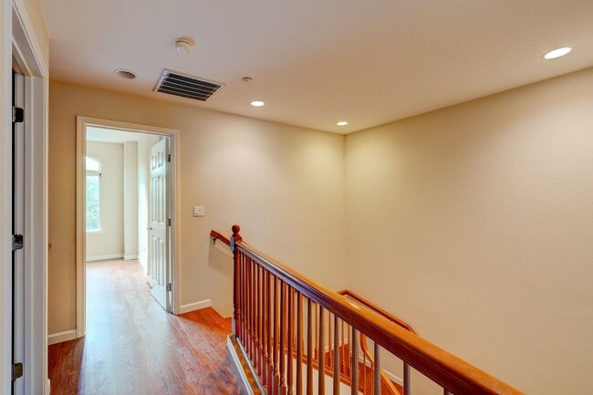 Building Photo - EXQUISITELY LOCATED TOWNHOME PRIVATE SETTING | MANY UPGRADES