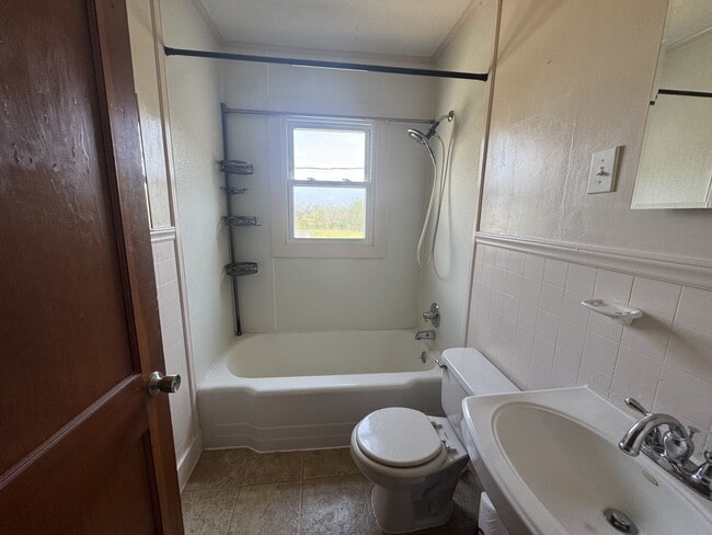 Building Photo - 2450 Sparta Rd