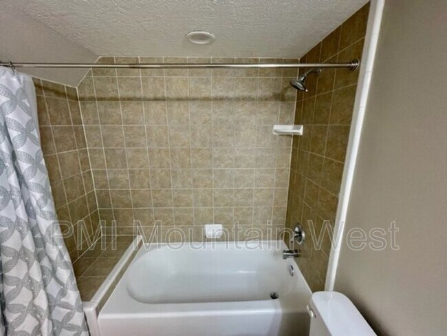 Building Photo - 499 N 200 W