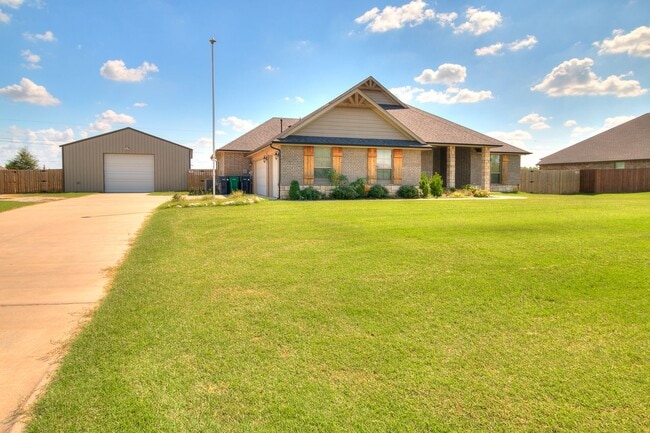 Building Photo - 3 Bed, 2 Bath Home with Bonus Office and  Huge Workshop