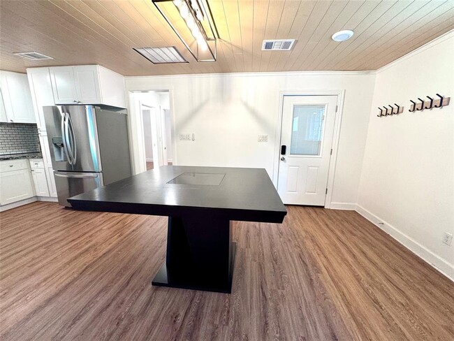 Building Photo - 6011 Nuckols Crossing Rd