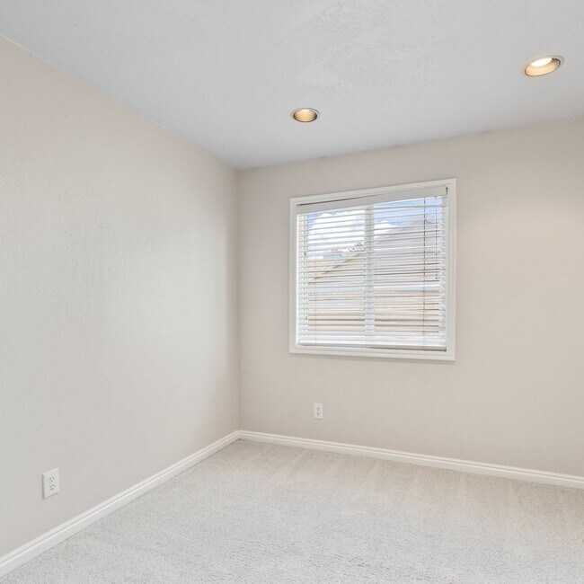 Building Photo - Large Murray 4 Bedroom Home