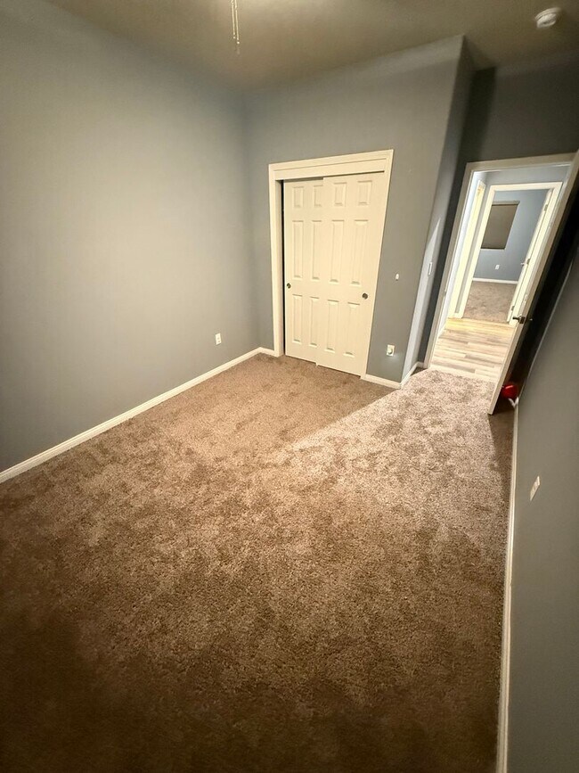 Building Photo - Modern 3-Bedroom Home in Southwest Bakersf...