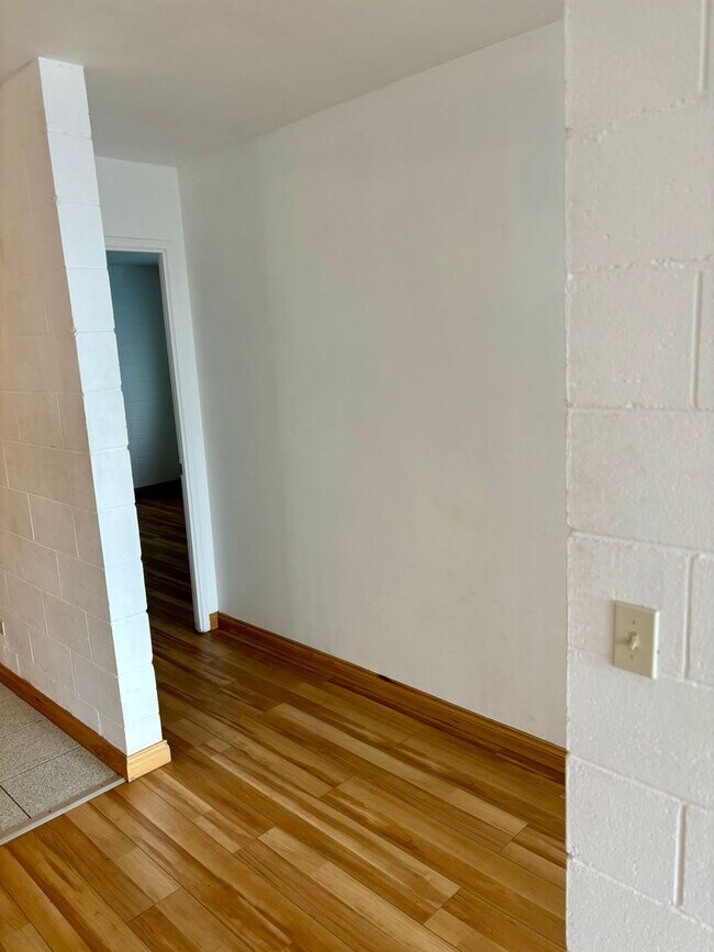 Building Photo - Unfurnished 2 bd, 1 bath 4 floor walk-up w...
